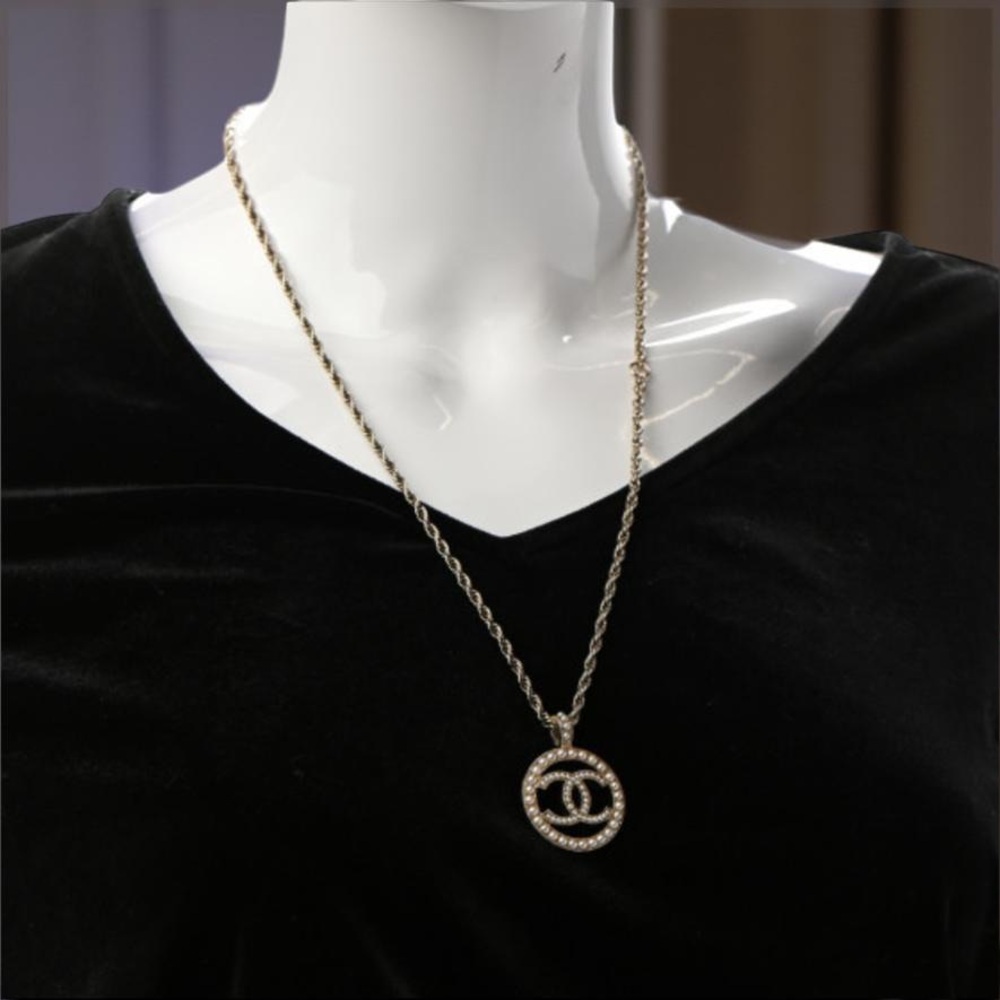 ❌SOLD❌Chanel
2023 Faux Pearl CC Pendant Necklace - Picture 13 of 13